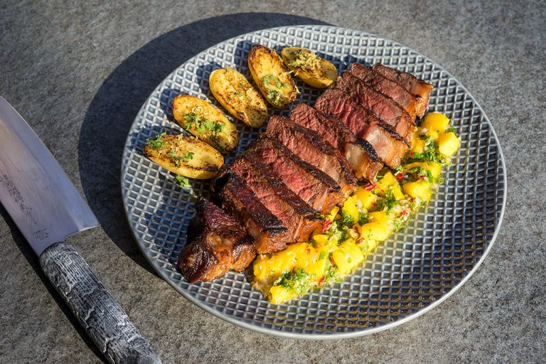 Smoke Aged Rumpsteak mit Mango-Chili-Sauce u. Zitronen-Drillinge - bigBBQ