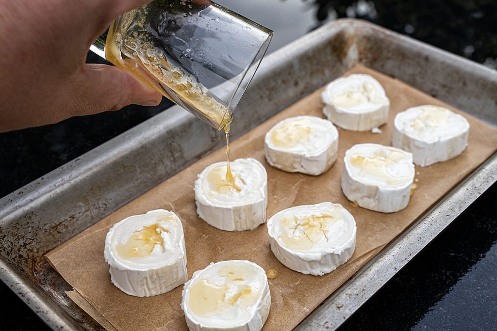Lammlachse an Ziegenkäsetaler mit Kaki Chutney - bigBBQ