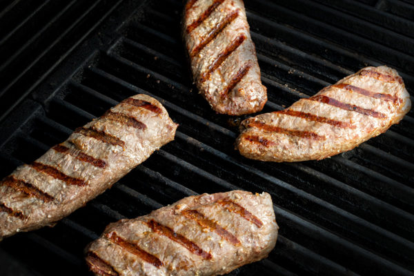 Lammlachse an Ziegenkäsetaler mit Kaki Chutney - bigBBQ
