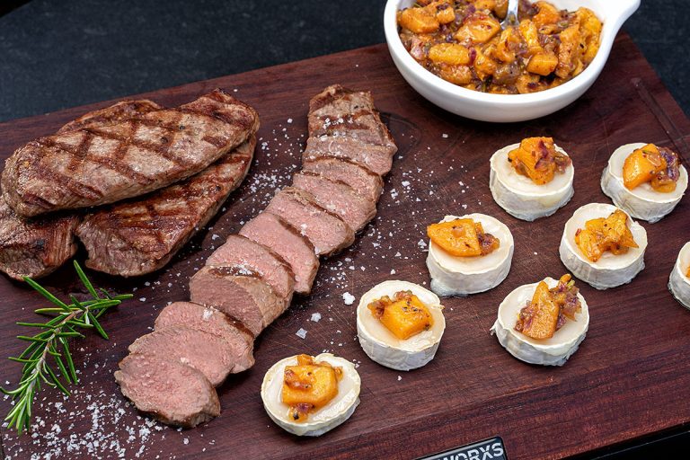 Lammlachse an Ziegenkäsetaler mit Kaki Chutney - bigBBQ