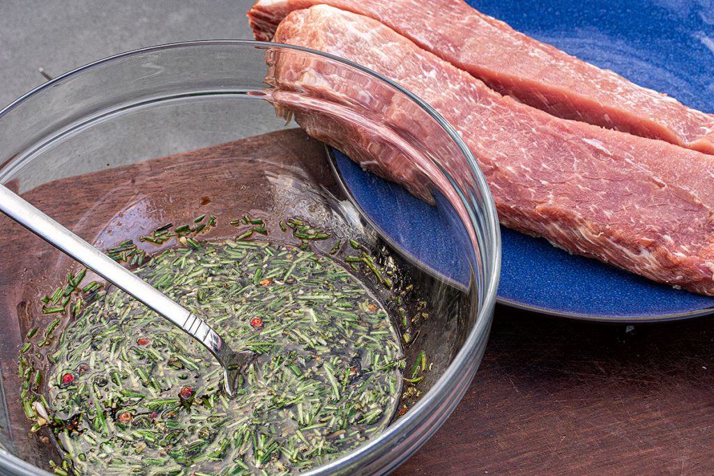 Schweinelachs mit Balsamico-Rosmarin-Marinade an gefüllte Rote Bete ...