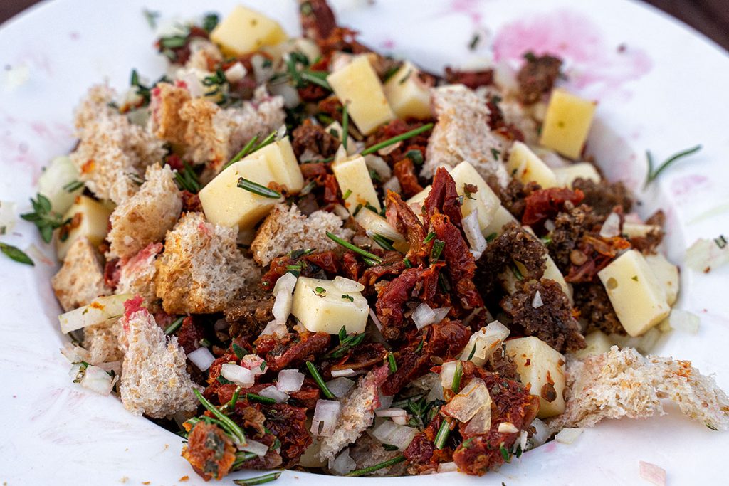 Schweinelachs mit Balsamico-Rosmarin-Marinade an gefüllte Rote Bete ...
