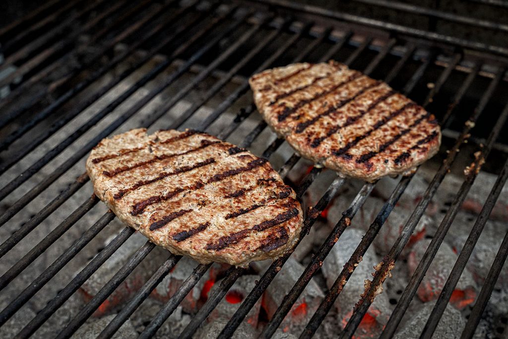 pljeskavica-vom-holzkohlegrill-bigbbq