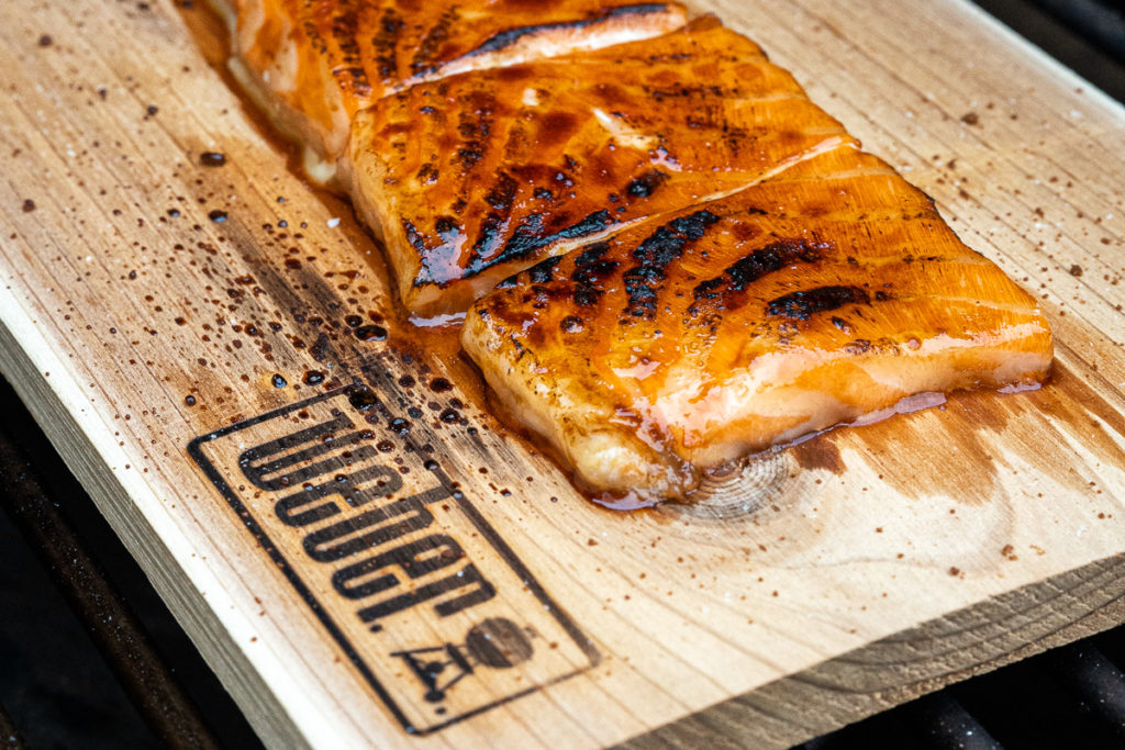Lachs mit Honig-Senf-Limetten-Sauce von der Zedernholzplanke - bigBBQ