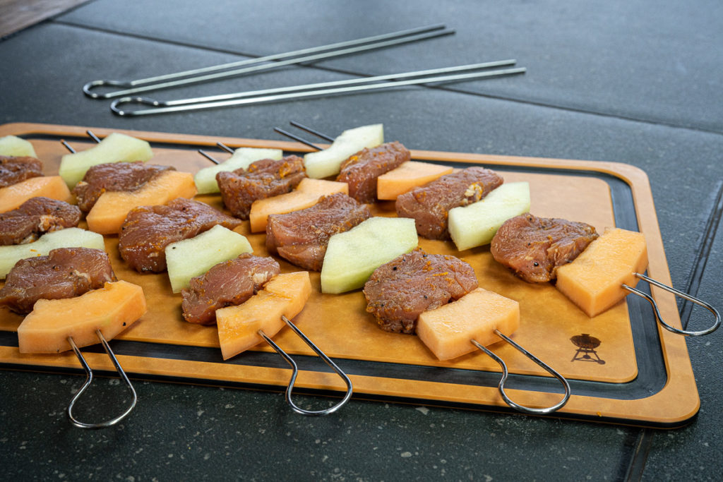 Fruchtige Filet-Melonen-Spieße aus Weber´s Gasgrillbibel - bigBBQ Fruchtige Filet-Melonen-Spieße aus Weber´s Gasgrillbibel - bigBBQ