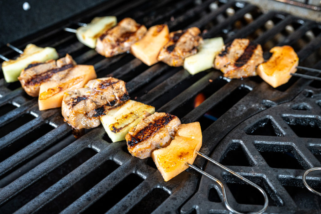 Fruchtige Filet-Melonen-Spieße aus Weber´s Gasgrillbibel - bigBBQ Fruchtige Filet-Melonen-Spieße aus Weber´s Gasgrillbibel - bigBBQ