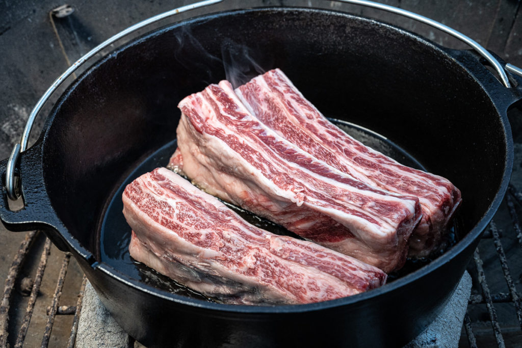 In Carnivor Zinfandel geschmorte Short Ribs mit Polenta bigBBQ