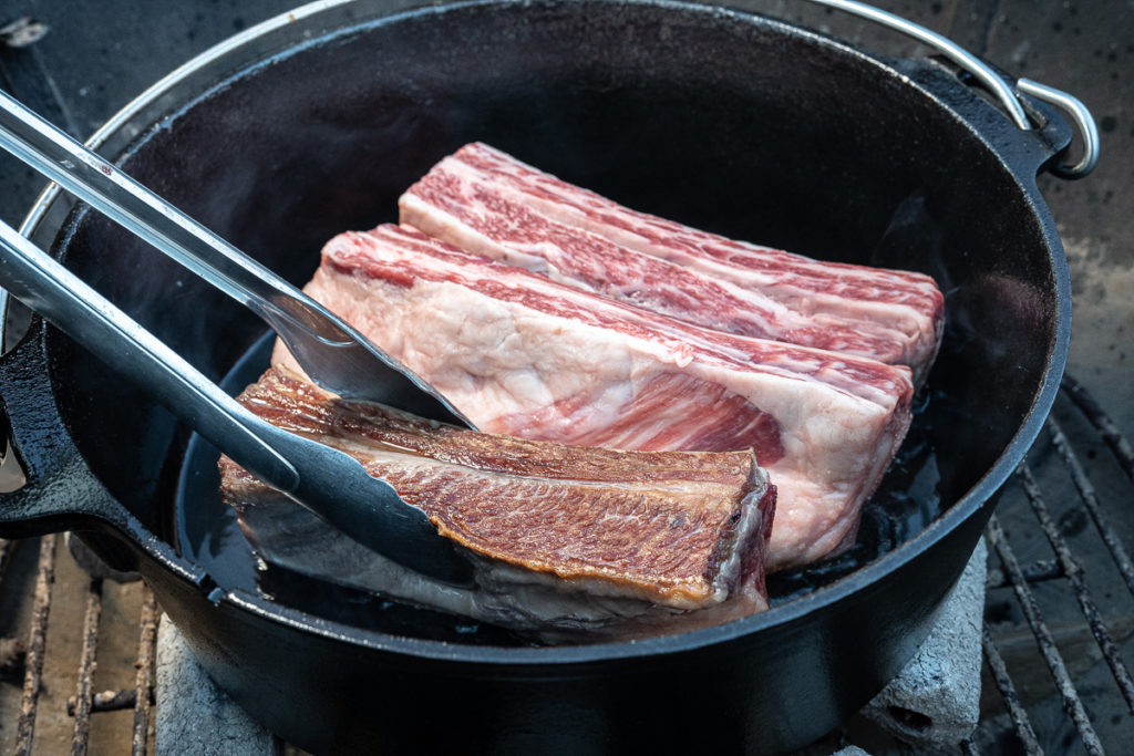 In Carnivor Zinfandel geschmorte Short Ribs mit Polenta - bigBBQ