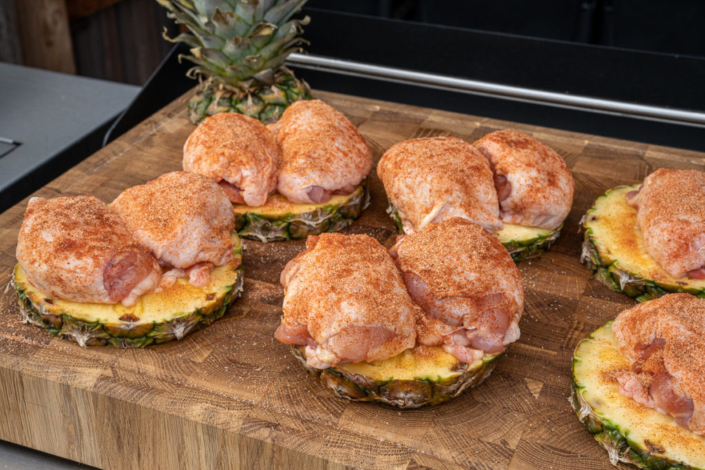 Auf Ananas-Planken gegrillte Pollo Fino mit Mango-Avocado-Salat - bigBBQ