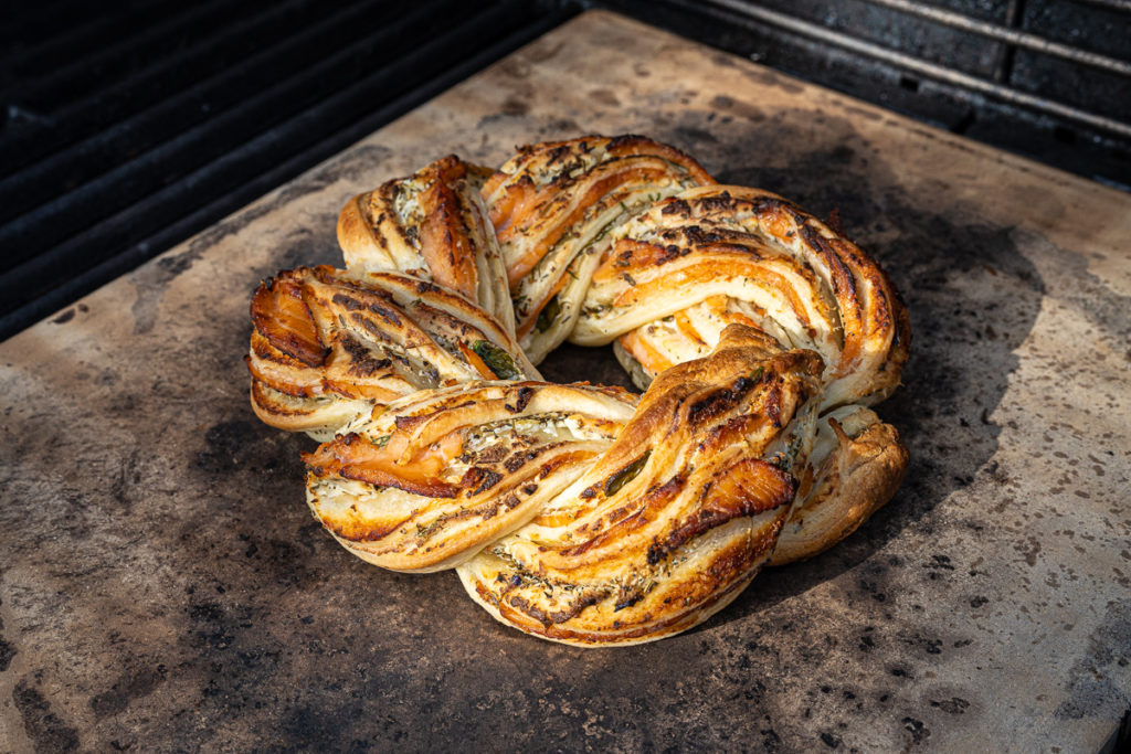 Lachszopf mit Honig-Senf-Dip - bigBBQ