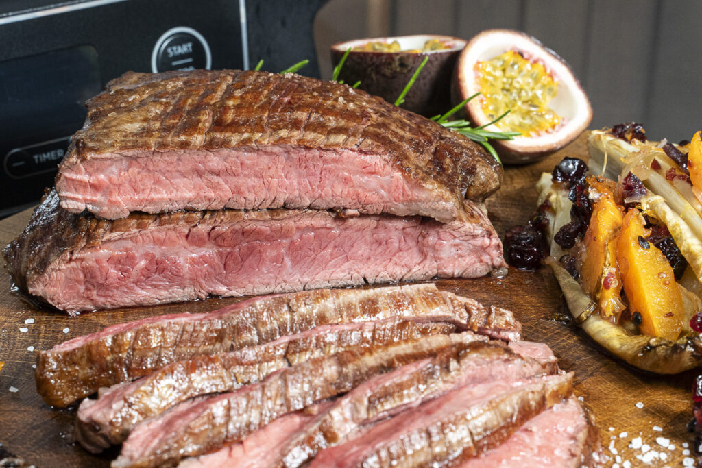 Flank Steak an Chicorée Tropical Art vom Ninja Woodfire - bigBBQ